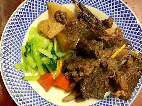 根菜とマグロのアラ煮＠小松菜添え。